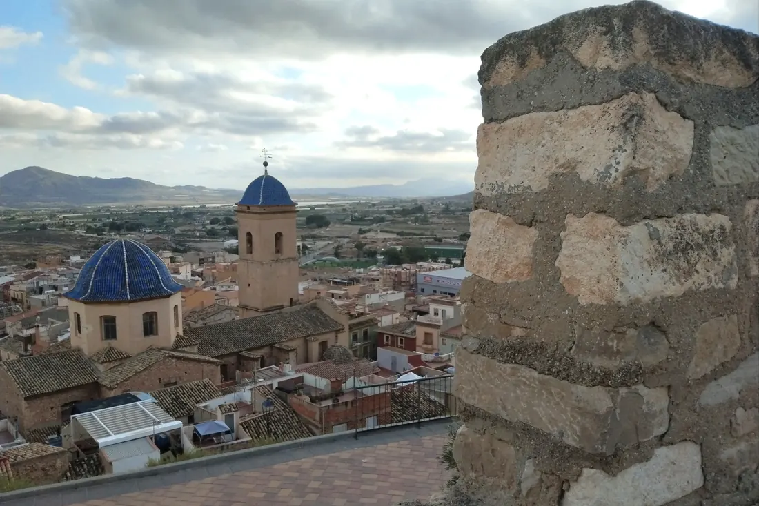 Les toits d'Agost et les coupoles bleues de l'église, vus depuis le château