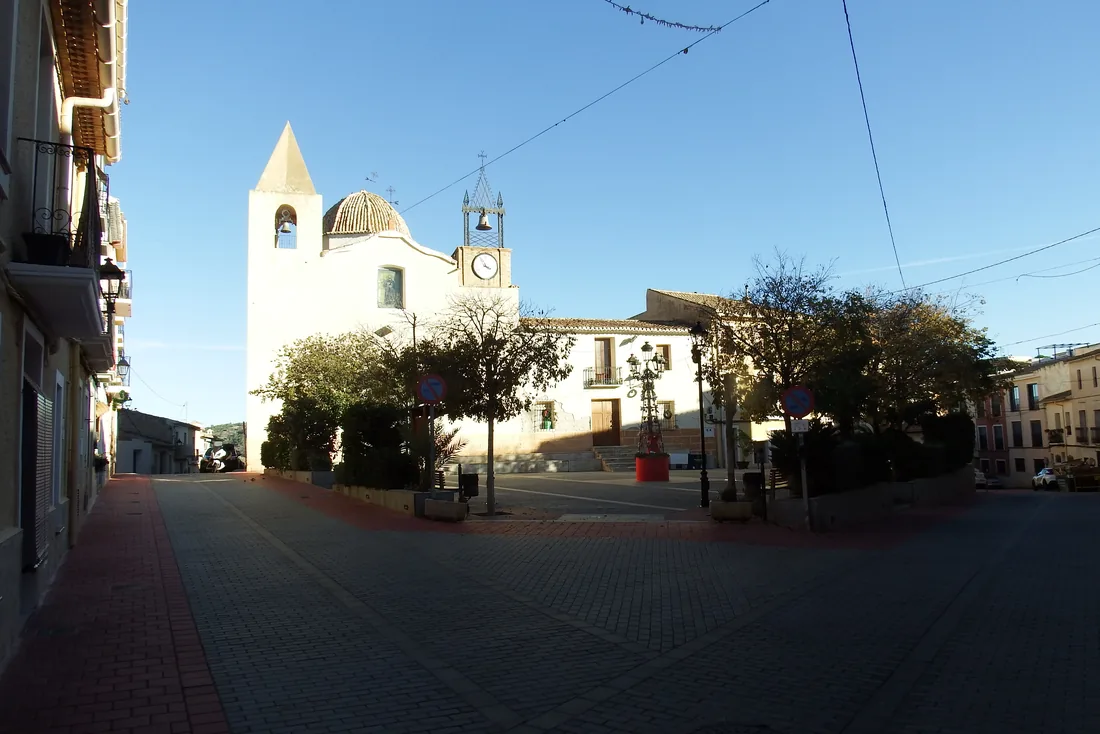 L'église blanche d'Aigües et sa place pavée