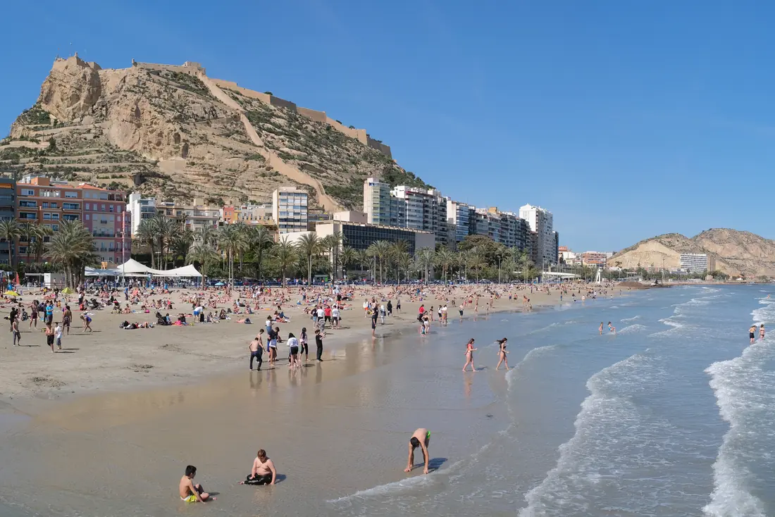 La plage du Postiguet à Alicante, dominée par le château de Santa Bárbara