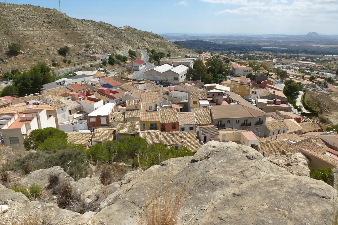 Le village de Busot et ses maisons ocre, sous la masse calcaire du Cabeçó d'Or