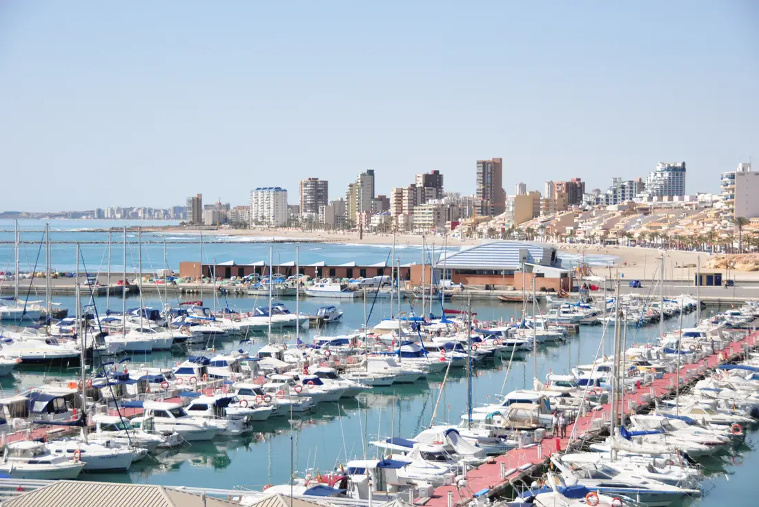 Le port de plaisance d'El Campello, ses bateaux et les immeubles du front de mer
