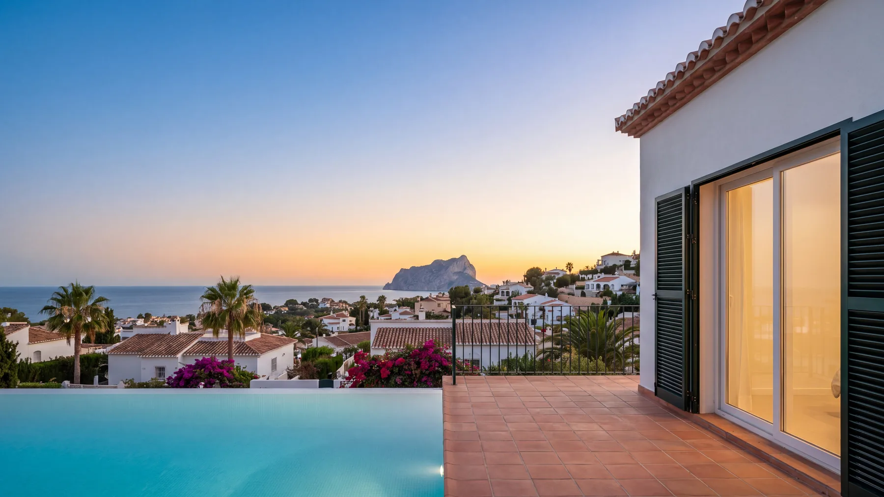 Villas blanches aux toits de tuiles surplombant la Méditerranée sur la Costa Blanca