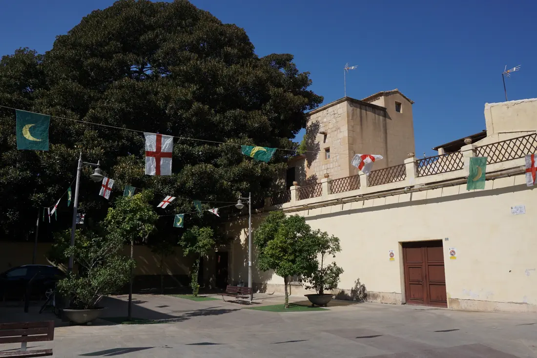 La Torre Ferraz et un grand ficus sur la place San Roque à Mutxamel