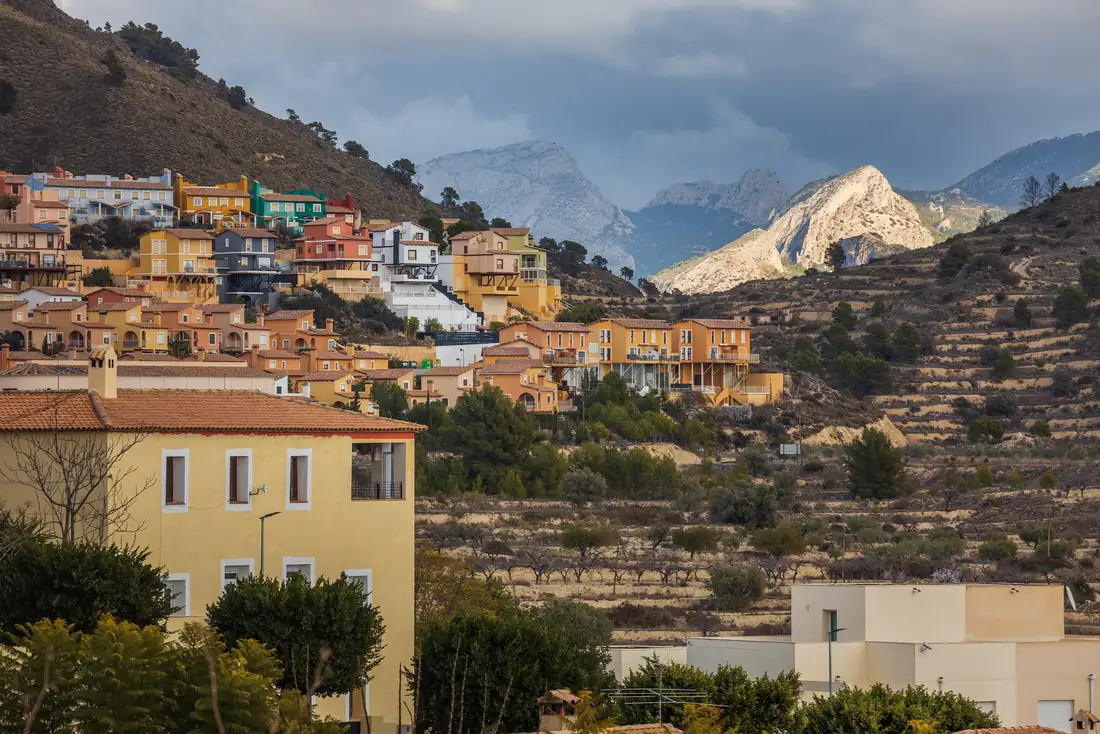 Le village de Relleu étagé sur son versant, les montagnes derrière