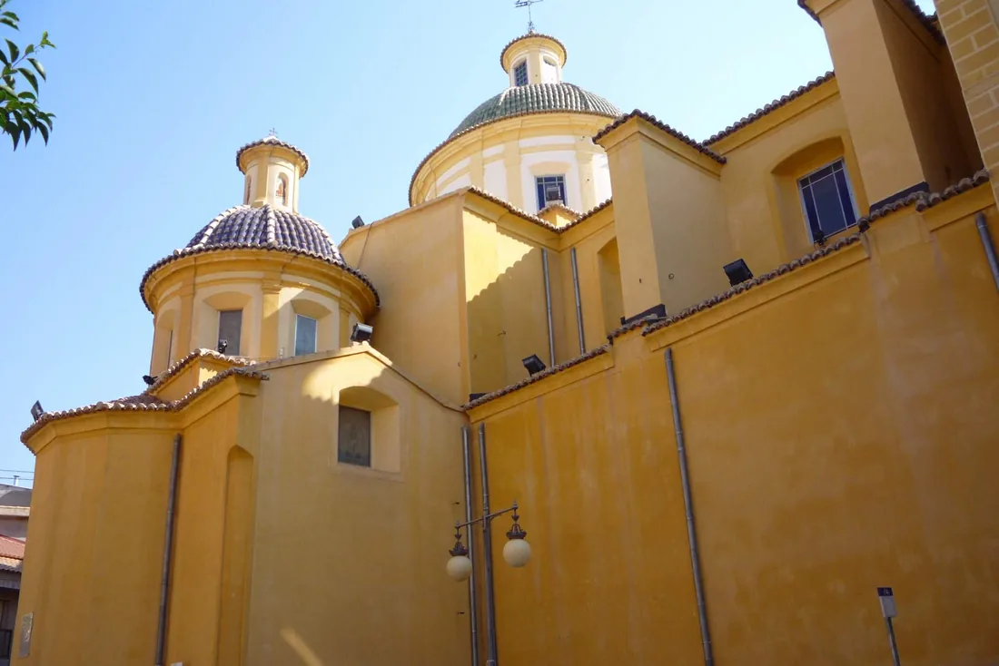Les coupoles de tuiles vernissées de l'église Sant Vicent Ferrer