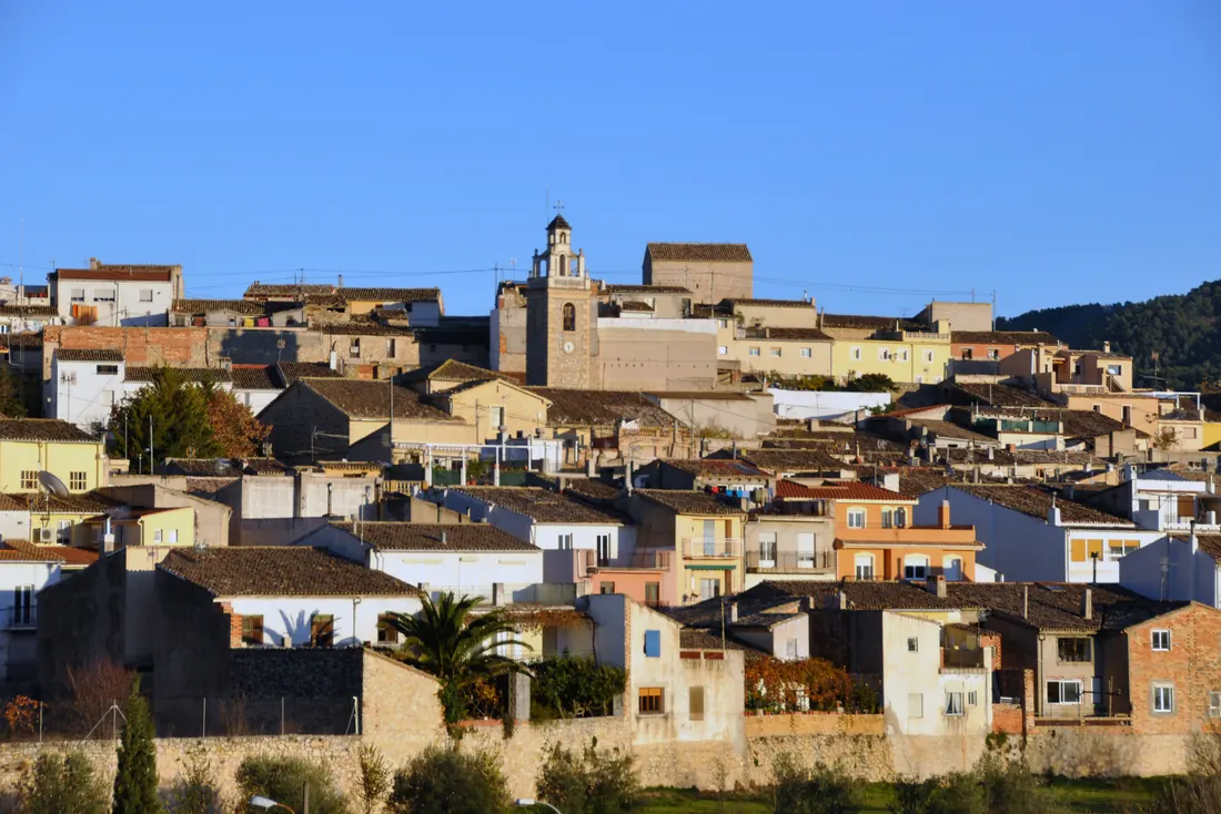 Le village de la Torre de les Maçanes et le clocher de son église