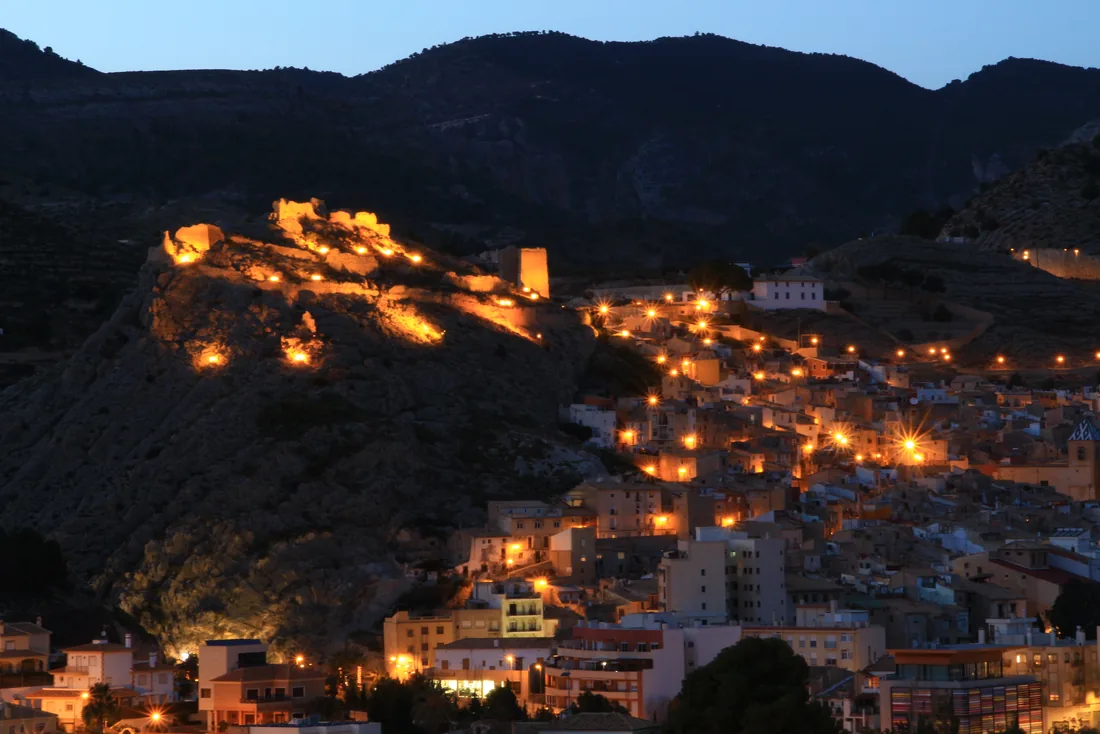 Les lumières de Xixona la nuit, sous la silhouette du château de la Torre Grossa