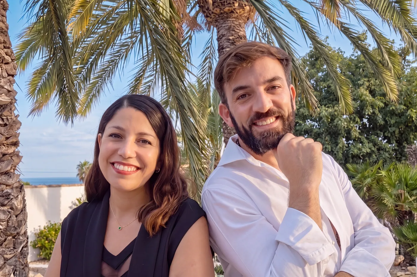 Fabrizio et Krystel, les 2 associés de Domivaro, sous les palmiers, la Méditerranée derrière eux