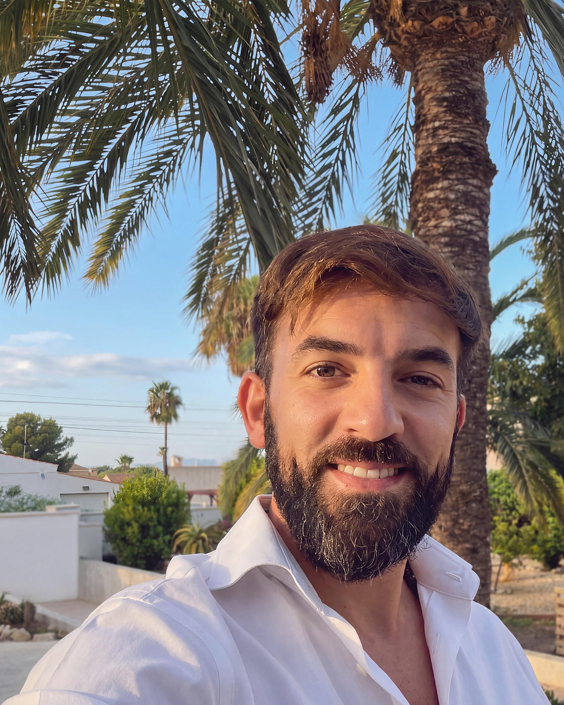 Fabrizio, de Domivaro, sous les palmiers, la Méditerranée derrière lui